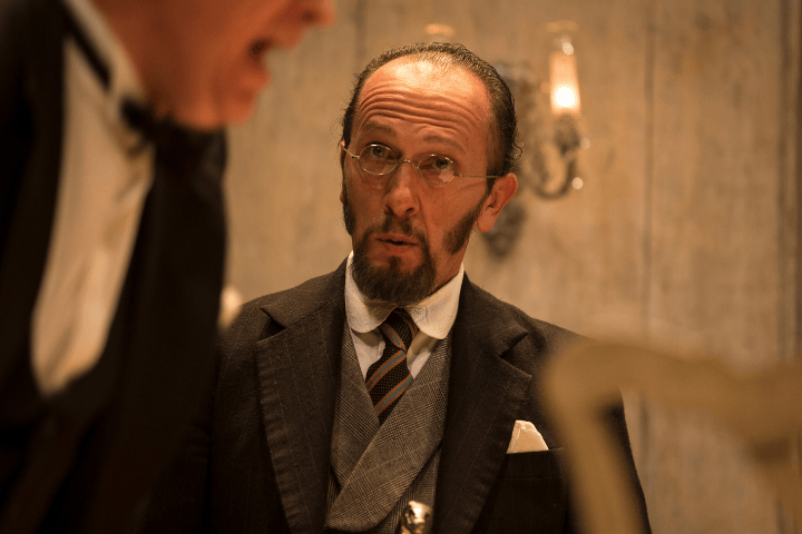 El inspector llama a la puerta