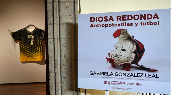 Diosa Redonda: Antropotextiles y fútbol