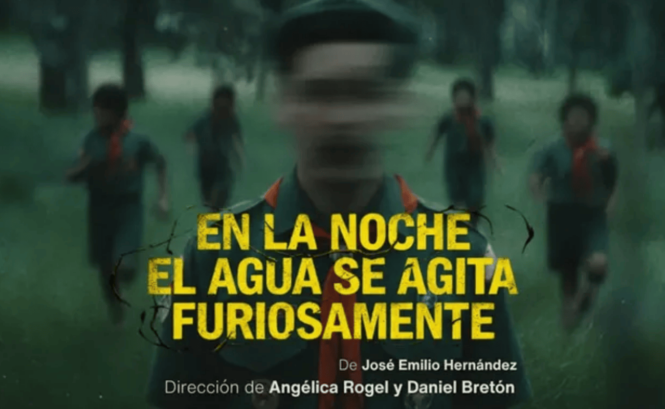 En la noche el agua se agita furiosamente